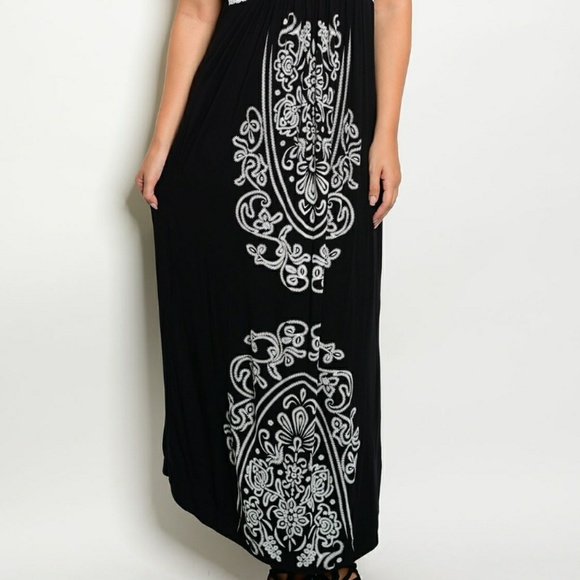 5🌟 Rated!! Plus Size Black Maxi Dress w/ white - Picture 3 of 8